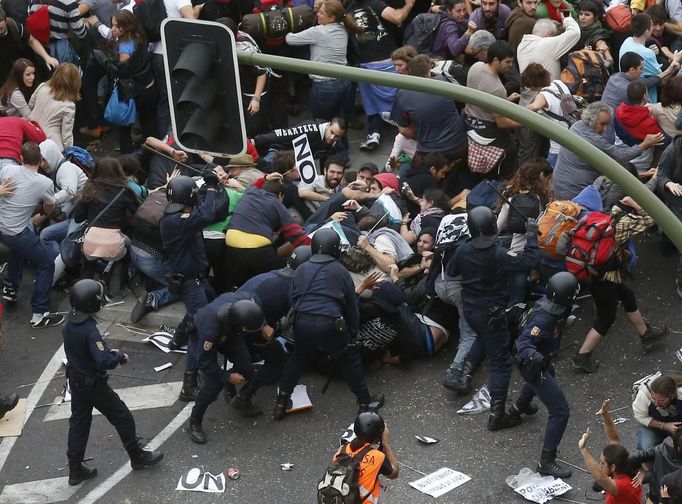 Riot police clash with protesters close to Spain's Parliament during a demostration in Madrid, September 25, 2012. Police prepared on Tuesday for anti-austerity demonstrations in Spain's capital ahead of the government's tough 2013 budget that will cut into social services as the country teeters on the brink of a bailout. REUTERS/Andrea Comas (SPAIN - Tags: CIVIL UNREST POLITICS BUSINESS) Published: Zář. 25, 2012, 7:03 odp.