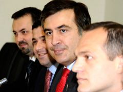 Prezident Saakašvili během ojedinělé schůzky s představiteli opozice. Ukliudnění napjaté situace v Gruzii jednání nepřineslo