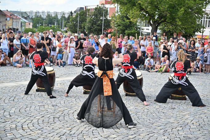 Vystoupení japonské bubenice Mihoko Umemury alias Ume se skupinou Wadaiko YosaYosa.