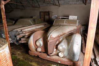 Fotografie nečekaných objevů cenných automobilů, které se ve světě našly v garážích, stodolách a jiných místech.