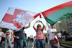 V Minsku protestovaly desítky tisíc lidí. Lukašenkovi házeli i dýně