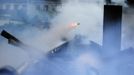 Coal miners fire a rocket during a clash with Spanish national riot police in the surroundings of the "El Soton" coal mine in El Entrego, near Oviedo, northern Spain June 15, 2012. The miners were protesting against the government's proposal to decrease funding for coal production. REUTERS/Eloy Alonso (SPAIN - Tags: CIVIL UNREST BUSINESS EMPLOYMENT ENERGY CRIME LAW) Published: Čer. 15, 2012, 12:01 odp.