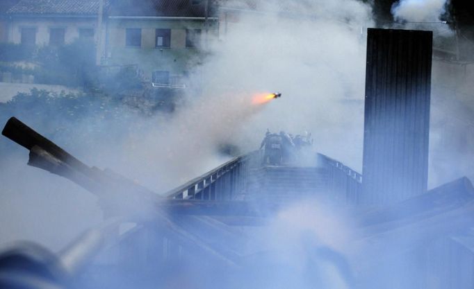 Coal miners fire a rocket during a clash with Spanish national riot police in the surroundings of the "El Soton" coal mine in El Entrego, near Oviedo, northern Spain June 15, 2012. The miners were protesting against the government's proposal to decrease funding for coal production. REUTERS/Eloy Alonso (SPAIN - Tags: CIVIL UNREST BUSINESS EMPLOYMENT ENERGY CRIME LAW) Published: Čer. 15, 2012, 12:01 odp.