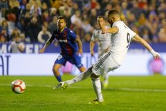 Real zvítězil na hřišti Levante díky dvěma penaltám, Valencie popatnácté remizovala