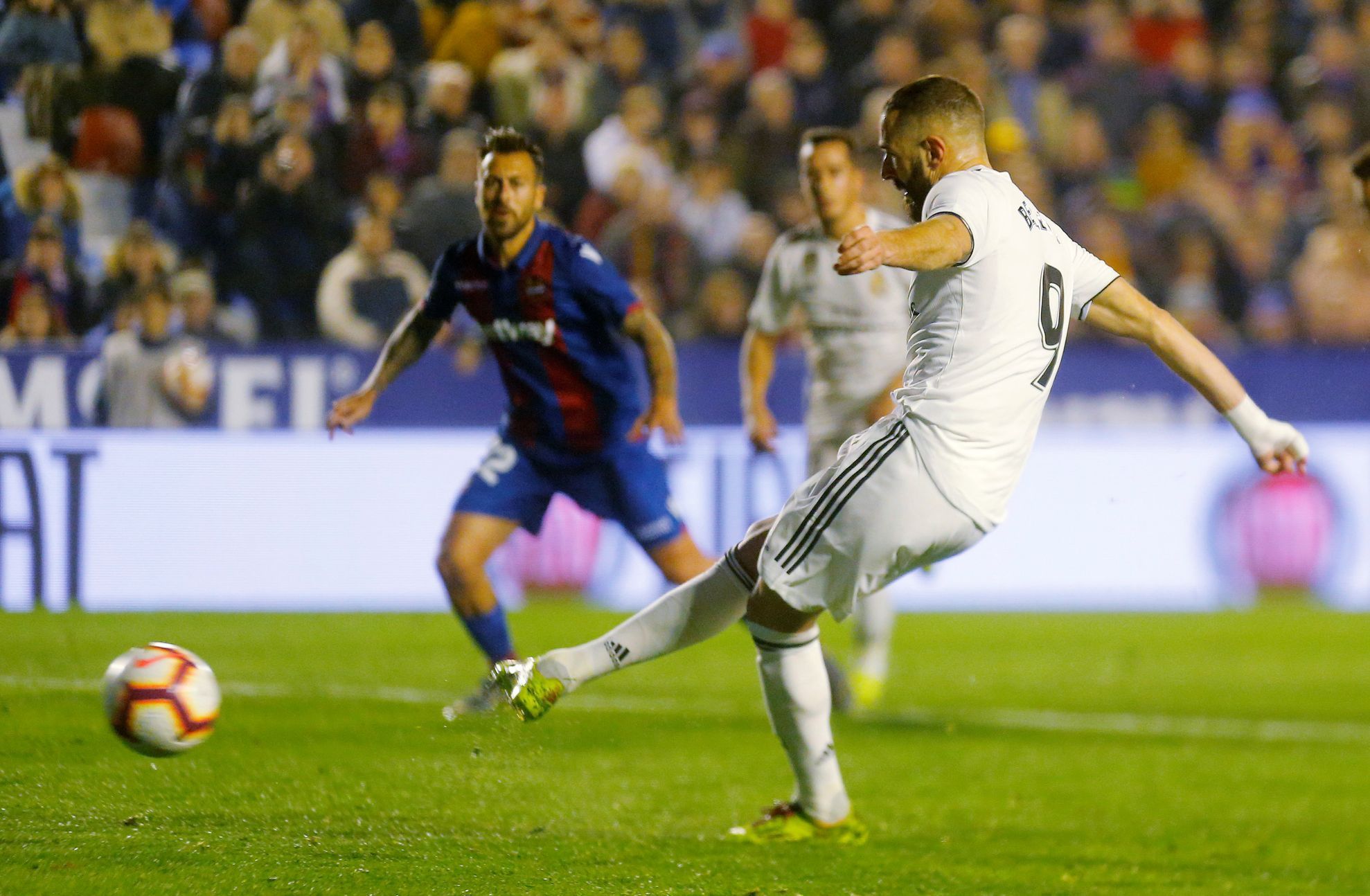 Španělská fotbalová liga 2018/19, Levante - Real Madrid: Karim Benzema proměňuje penaltu.