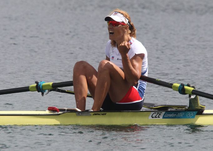 Česká veslařka Miroslava Knapková slaví vítězství na OH 2012 v Londýně.