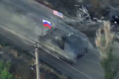 Rusko a USA jako spojenci? Vojáci dali na obrněnce dvě vlajky, Ukrajina reagovala