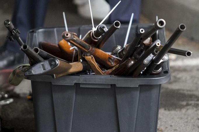 Guns sold to the Seattle Police sit in a box during the gun buyback event in Seattle, Washington January 26, 2013. Participants received up to a $100 gift card in exchange for working handguns, shotguns and rifles, and up to a $200 gift card for assault weapons. The event lasted from 9 a.m. until shortly after noon, after the event ran out of $80,000 worth of gift cards. REUTERS/Nick Adams (UNITED STATES - Tags: POLITICS CIVIL UNREST) Published: Led. 27, 2013, 12:46 dop.