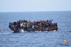U Kréty se převrátila loď se 700 uprchlíky. Zasahují řecké helikoptéry, zachránilo se 340 lidí