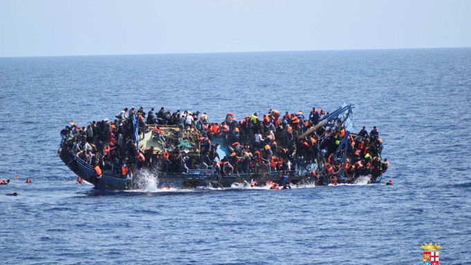 Imigranti na lodi u Libyjských břehů