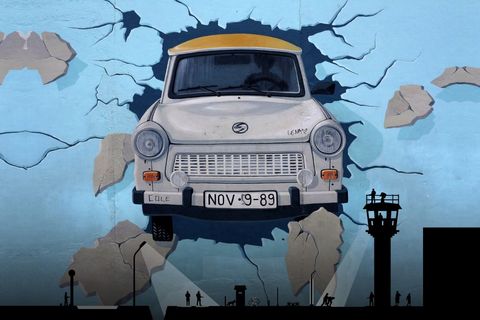 Dramatický pád Berlínské zdi v grafice: Německo je i po 30 letech pořád rozdělené