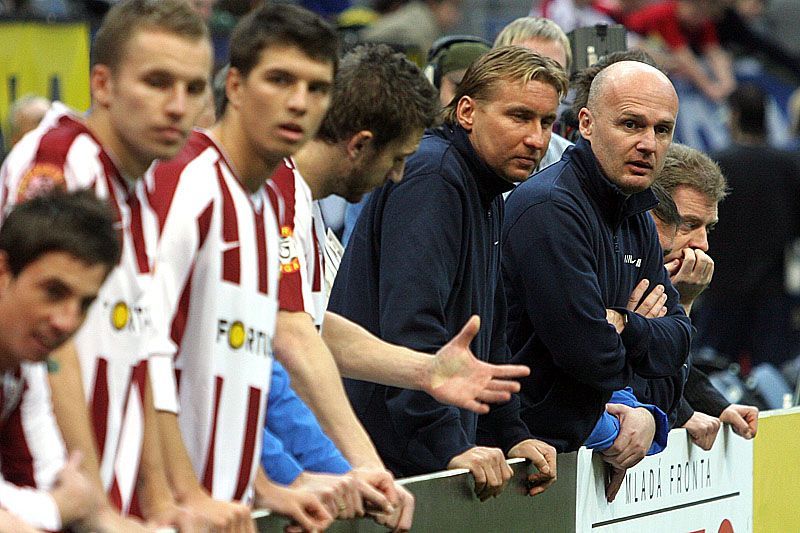 Fotbal v hale-finále