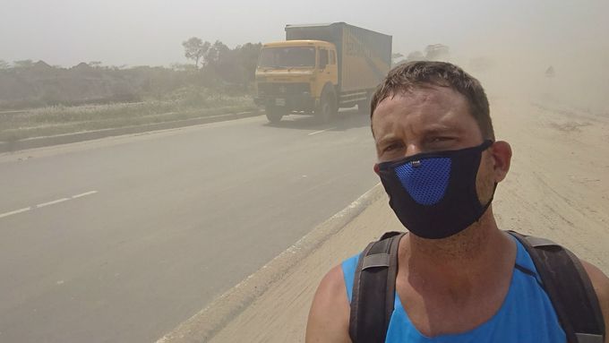 Uběhl jsem 450 kilometrů, v okolí řeky Padmy jsou stovky strašlivě smrdících cihelen, je to jako běžet v zakouřený putyce, líčí novinář Tomáš Poláček.