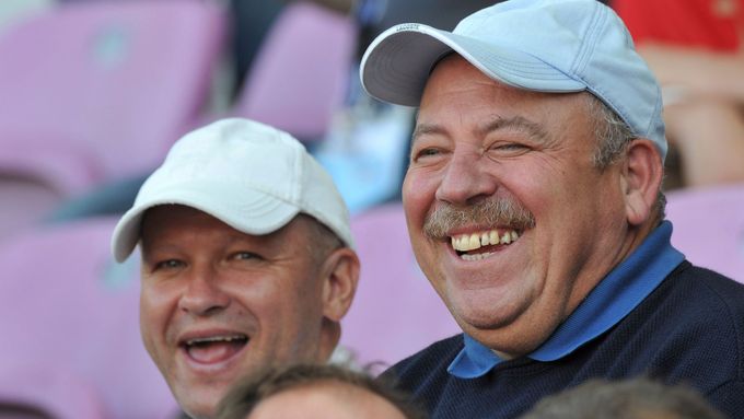 Bývalý fotbalový boss František Chvalovský (vpravo) v roce 2008. Na tribuně stadionu v Ženevě tehdy spolu s Ivanem Haškem sledoval zápas Eura Česko-Portugalsko