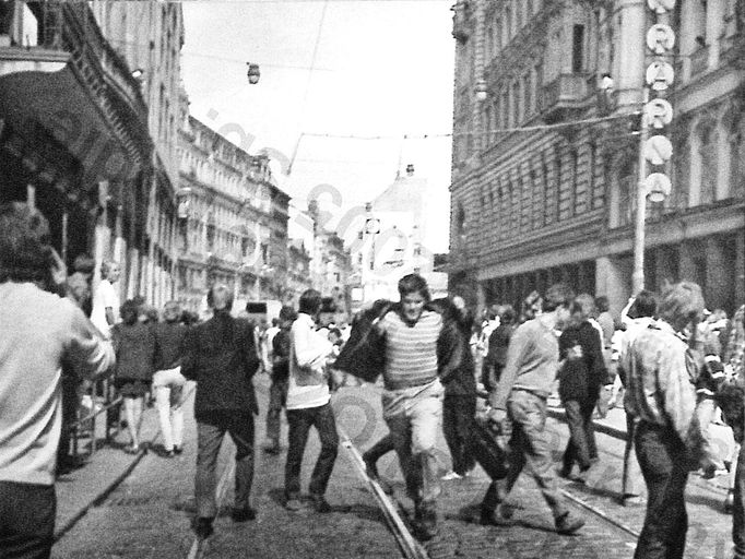 Fotoreprodukce dobového policejního vyšetřovacího spisu k srpnovým událostem v roce 1969.