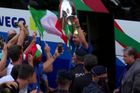 Králové Evropy už jsou doma. Italské fotbalisty fanoušci vítají ve velkém stylu