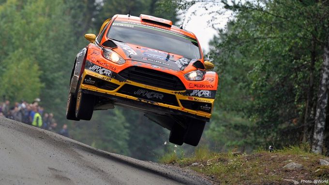 Martin Prokop ve svém Fordu Fiesta RS WRC skáče na trati Finské rallye.