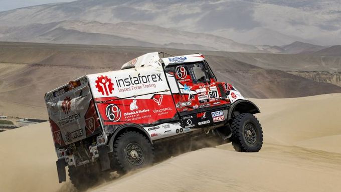 Aleše Lopraise opět potrápila technika. Začátek 7. etapy Rallye Dakar jel na špici, pak ale nastaly trable s motorem. Loprais se drží na 5. místě.