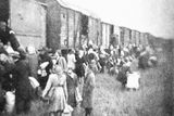 O sedm let později rok 1945. Odsun Němců z nádraží v Rýmařově.