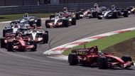 Pilot formule jedna stáje Ferrari Felipe Massa (vpravo) projíždí první zatáčkou Velké ceny Turecka následovaný stájovým kolegou Kimi Räikkönenem (vlevo).