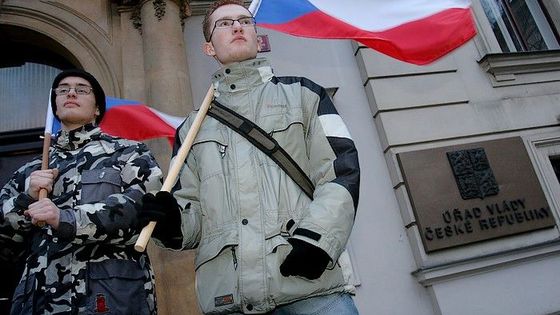 Aktivisté protestovali proti radarům se vztyčeným prostředníkem