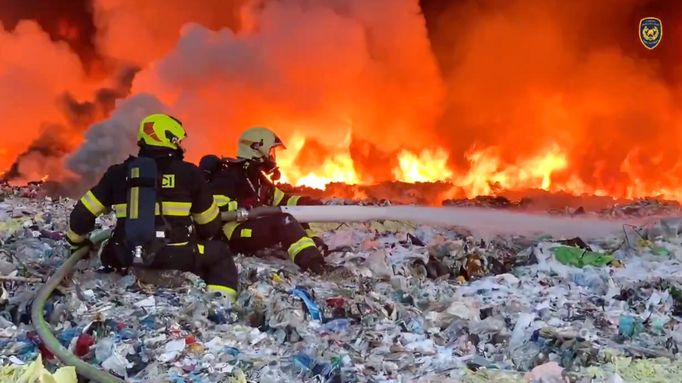 Zásahu požáru skládky volně uložených plastů u obce Rynholec. Jde o rozlohu cca 200x200 metrů o výšce okolo 5 metrů.