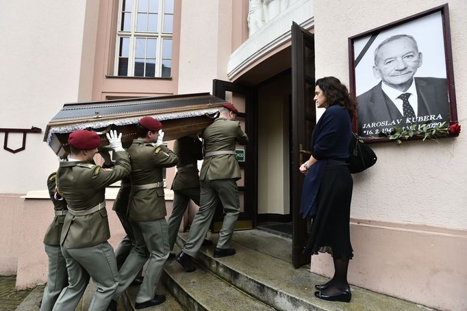 Příslušníci armády vnášejí rakev s ostatky Jaroslava Kubery do Krušnohorského divadla v Teplicích