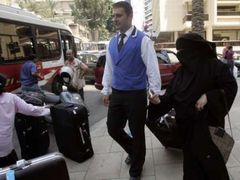 Saudské turistky opouštějí urychleně hotel v centru Bejrútu.