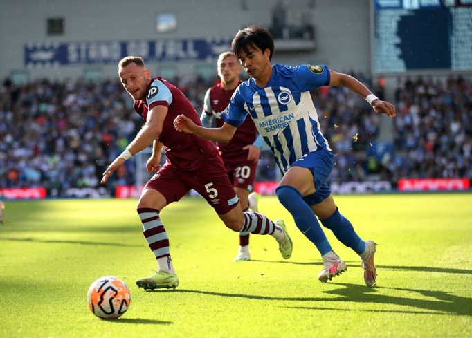 Vladimír Coufal (vlevo) v utkání s Brightonem