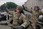 Nadporučík Zachary Buher a rotný Cesar Lua na tanku M1A2 SEP V3 zdraví diváky přehlídky.