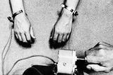 Ilustrační snímek mučení pomocí elektrického proudu.