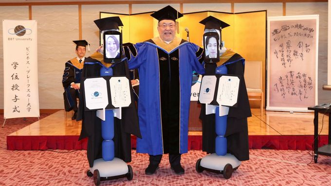 Namísto tváří měli roboti nasazené tablety, na jejichž displeje se prostřednictvím webkamery v reálném čase přenášely obličeje studentů.
