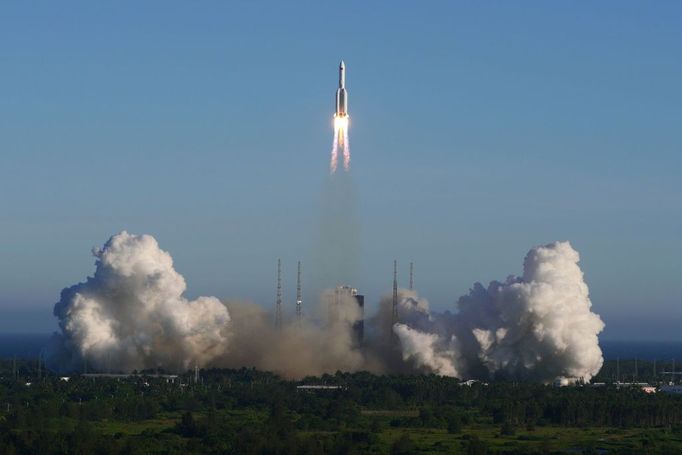 Start čínské rakety Dlouhý pochod 5B z jihočínského Wenchangu 5. května 2020.