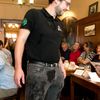 Foto: V Praze se spolu utkali výčepní na tradičním závodě Pinkasova noční můra