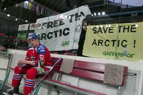 FOTO Greenpeace protestovali na Lvu proti KHL. I s medvědem