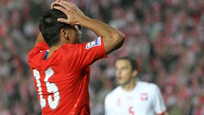 Milan Baroš se drží za hlavu. Jako by to symbolizovalo zmar českých fotbalistů.