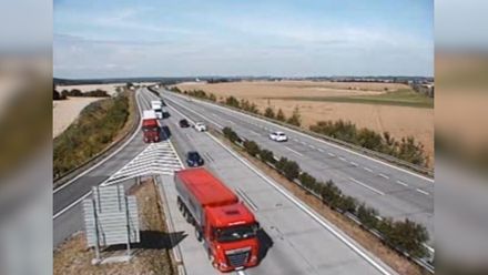 Nestihla včas sjet z dálnice. Nešťastný manévr omezil provoz na D11