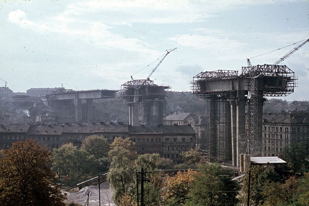 Obrazem: Unikátní fotografie z historie stavby Nuselského mostu / rok 1967