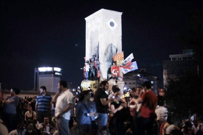 Demonstrace na istanbulském náměstí Taksím očima tureckého fotografa