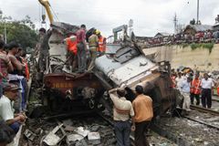 Ze střechy vlaku smetl indické mladíky most, 18 mrtvých