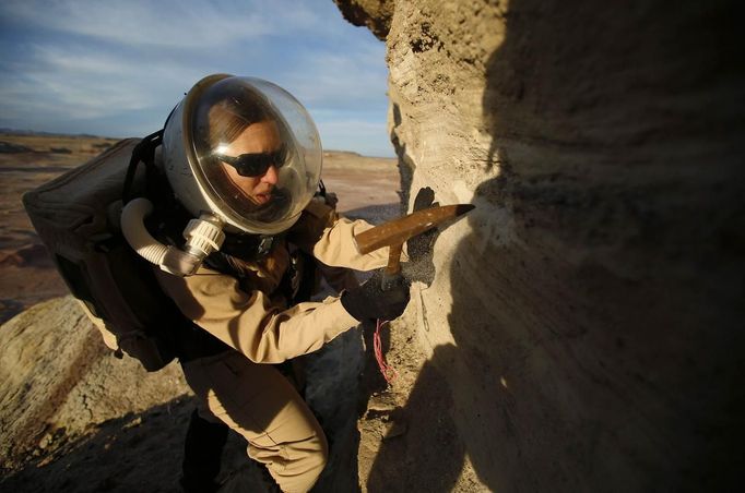 Melissa Battler, a geologist and commander of Crew 125 EuroMoonMars B mission, collects geologic samples for study at the Mars Desert Research Station (MDRS) in the Utah desert March 2, 2013. The MDRS aims to investigate the feasibility of a human exploration of Mars and uses the Utah desert's Mars-like terrain to simulate working conditions on the red planet. Scientists, students and enthusiasts work together developing field tactics and studying the terrain. All outdoor exploration is done wearing simulated spacesuits and carrying air supply packs and crews live together in a small communication base with limited amounts of electricity, food, oxygen and water. Everything needed to survive must be produced, fixed and replaced on site. Picture taken March 2, 2013. REUTERS/Jim Urquhart (UNITED STATES - Tags: SCIENCE TECHNOLOGY SOCIETY ENVIRONMENT) ATTENTION EDITORS: PICTURE 20 OF 31 FOR PACKAGE 'MARS IN THE DESERT' SEARCH 'JIM MARS' FOR ALL IMAGES Published: Bře. 11, 2013, 2:06 odp.