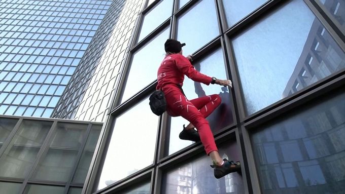 "60 let nic neznamená.“ Francouzský Spiderman vyšplhal v důchodovém věku na mrakodrap.