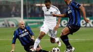 Esteban Cambiasso (vlevo) a Maicon v souboji s Florentem Maloudou z Chelsea