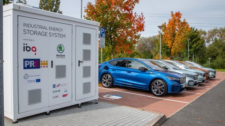 Vysloužilé baterie usnadní nabíjení elektromobilů. Zrychlují první stanici v Praze; Zdroj foto: Pražská energetika