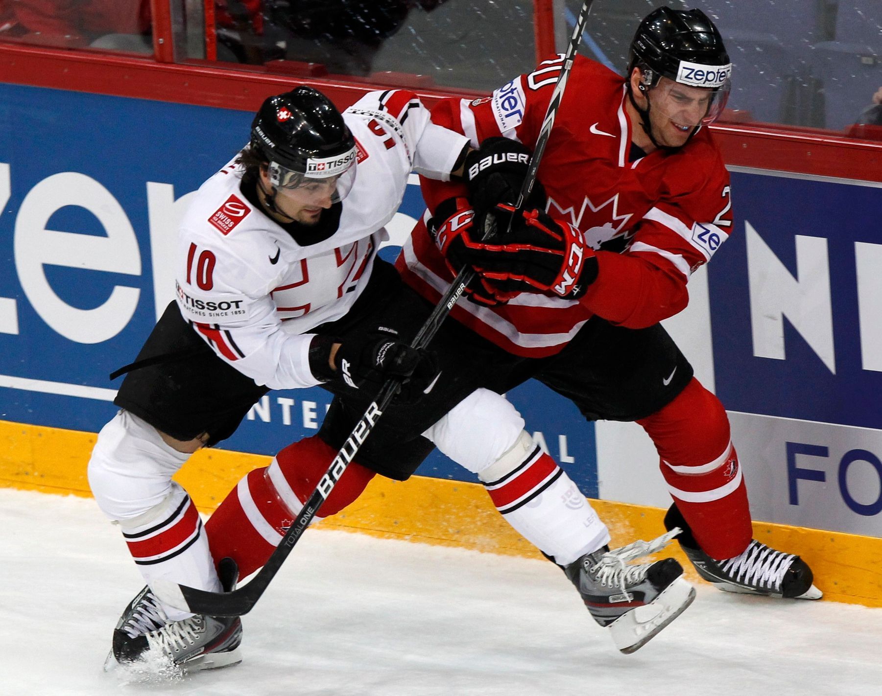 Ambühl a Tavares bojují o puk v utkání Kanada - Švýcarsko.