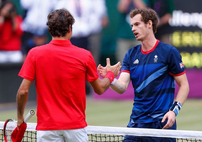 Britský tenista Andy Murray slaví vítězství ve finále olympiády 2012 v Londýně nad Švýcarem Rogerem Federerem.