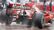 Kimi Räikkönen zajíždí do boxu během kvalifikace v Moanku.