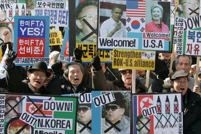 V Jižní Koreji přivítali Hillary Clintonovou demonstranti. Přišli ji říci, že mají obavy se severokorejského jaderného programu a USA musí zasáhnout.