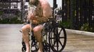 Jim Pearmain, sitting in a wheelchair, cools off in a fountain on the Rose Kennedy Greenway on a hot summer day in Boston, Massachusetts June 21, 2012. A heat wave blanketed the U.S. Mid-Alantic and Northeast Thursday, sparking brownouts in New York City and forcing utilities across the region to ask customers to conserve electricity. REUTERS/Brian Snyder (UNITED STATES - Tags: ENVIRONMENT ENERGY SOCIETY) Published: Čer. 21, 2012, 7:05 odp.