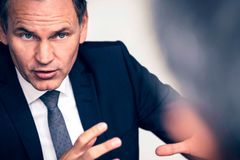 Šéf VW šokoval Německo pochybami o elektromobilitě. Přidávají se k němu i další